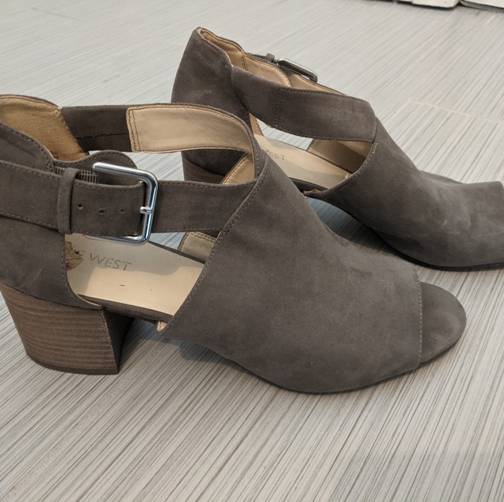 Nine West 10m Groovy Go Heeled Bootie Grey Suede